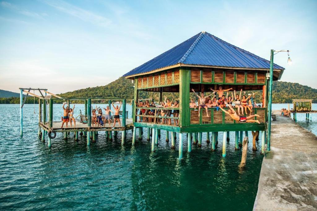 Хостел Mad Monkey Koh Rong Samloem Ко-Ронг-Самлоем Екстер'єр фото